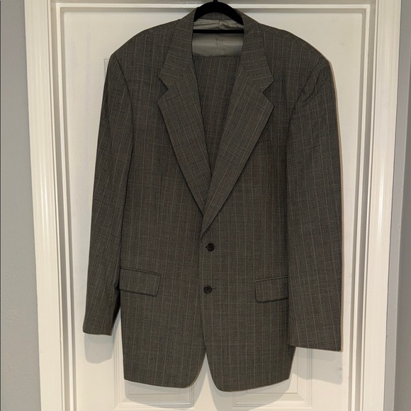 Gorgeous Gray Men's Suit